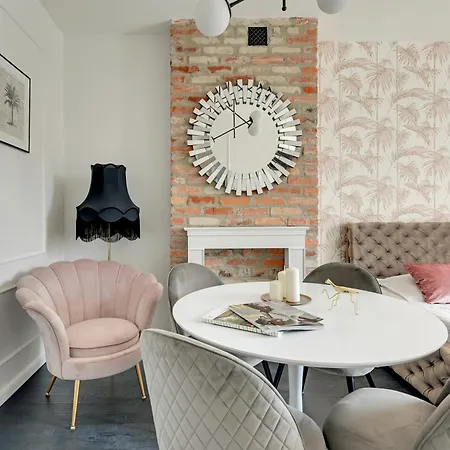 Apartment Velvet Luxe Old Town By Renters