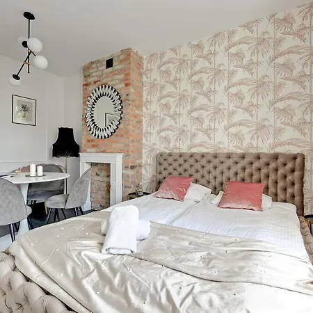 Apartment Velvet Luxe Old Town By Renters *